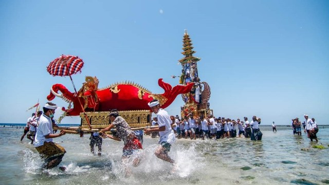 Arak-arakan warga yang melakukan pengabenan melintasi pesisir pantai (kanalbali/KR7)