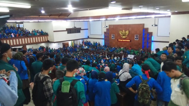 Suasana ribuan mahasiswa di dalam gedung paripurna DPR Aceh, Kamis (26/9). Foto: Habil Razali/acehkini