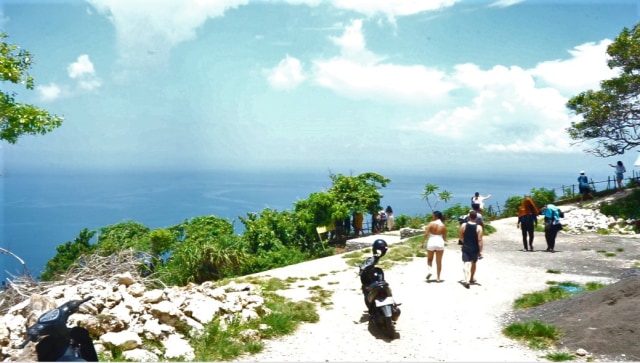 Ilustrasi turis kunjungi obyek wisata di Bali. (IST)