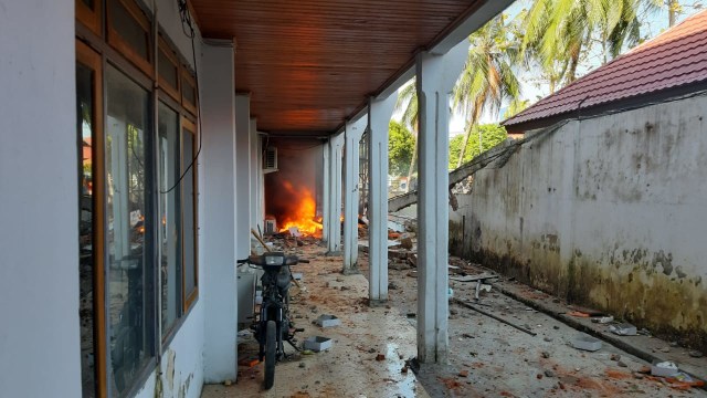 Sisi kiri gedung DPRD Sultra yang terbakar, Foto: Lukman Budianto/kendarinesia.