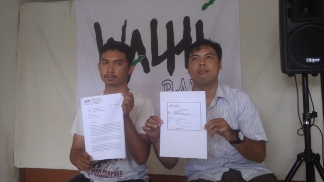 Direktur eksekutif WALHI Bali Made Juli Untung Pratama bersama pengacara Adi Sumiarta (kanalbali/KR13)