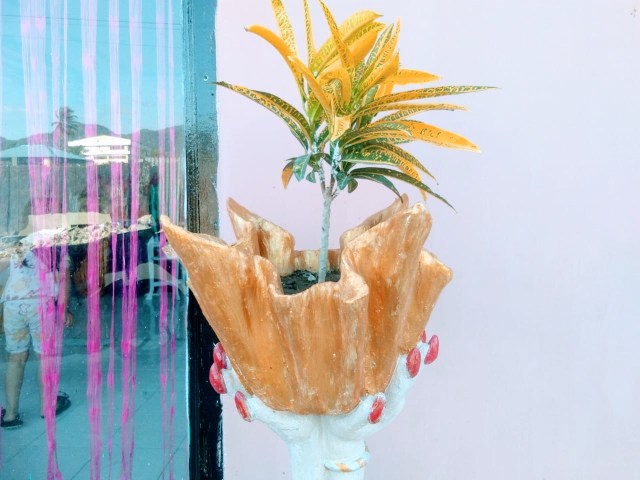 Pembuatan pot bunga unik berbahan dasar handuk bekas. Rabu, (26/9). Foto : Dok Banthayo.id