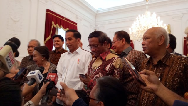 Presiden Joko Widodo usai pertemuan dengan para tokoh di Istana Merdeka. Foto: Kevin S. Kurnianto/kumparan