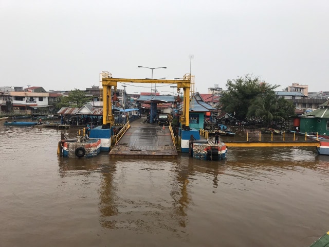 Dermaga penyeberangan feri di Pontianak ditabrak kapal tujuan Tanjung Priok, Kamis (26/9). Foto: Teri/Hi!Pontianak