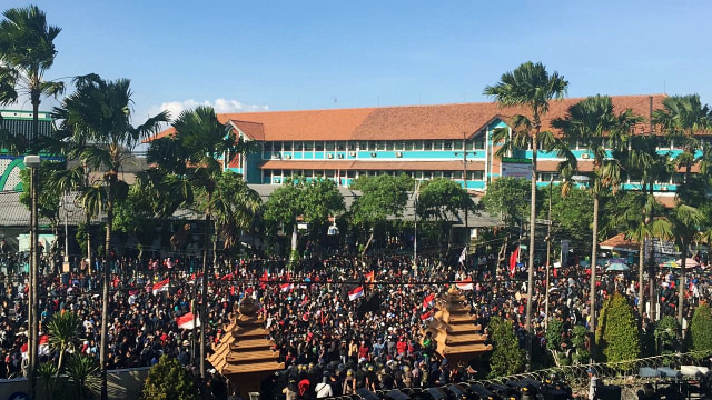 Suasana massa aksi di Surabaya. Foto: Yuana Fatwalloh/kumparan