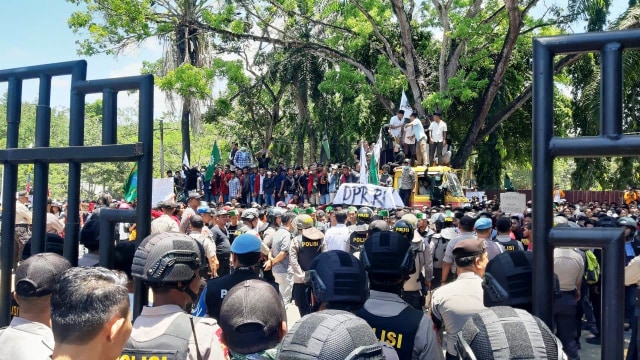 Aksi demonstrasi mahasiswa se-Kota Kendari di depan gedung DPRD Sultra, Foto: Lukman Budianto/kendarinesia.