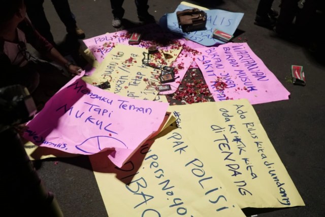 Sejumlah poster dalam aksi teatrikal kekerasan terhadap jurnalis, di depan Istana Merdeka, Jakarta, Kamis (26/9/2019). Foto: Dicky Adam Shidiq/kumparan