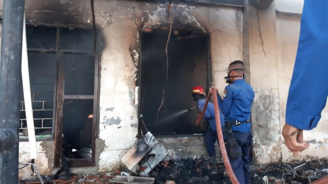 Sisi kiri gedung DPRD Sultra terbakar saat aksi demonstrasi siang tadi, Foto: Lukman Budianto/kendarinesia.