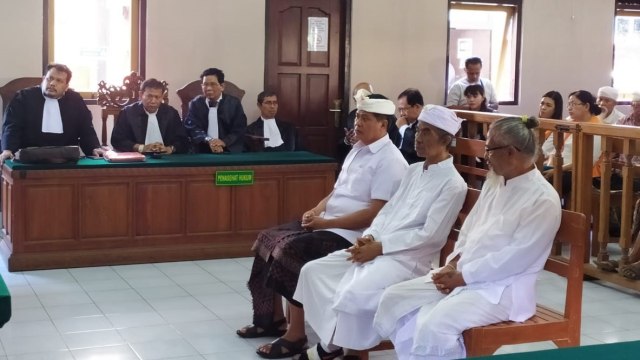 Para terdakwa dalam kasus penipuan PT Maspion di sidang PN Denpasar (kanalbali/NAN)