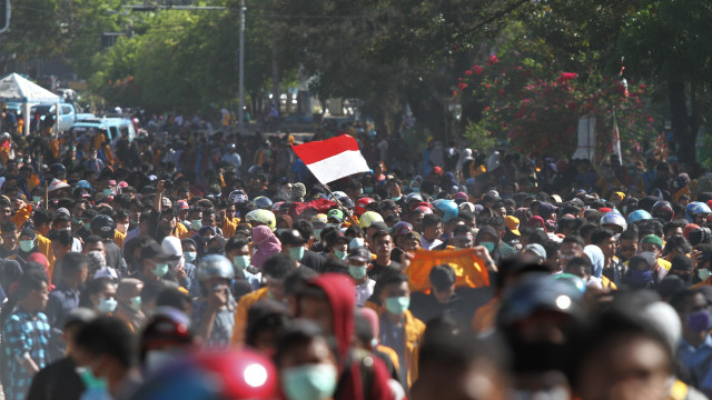 Mahasiswa berjalan menuju gedung DPRD Sulawesi Tenggara untuk melakukan aksi unjuk rasa di Kendari, Sulawesi Tenggara, Kamis (26/9/2019). Foto: ANTARA FOTO/Jojon