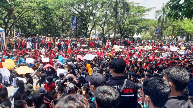 Ribuan mahasiswa saat menggelar aksi demonstrasi di depan gedung DPRD Sultra, Foto: Wiwid Abid Abadi/kendarinesia.