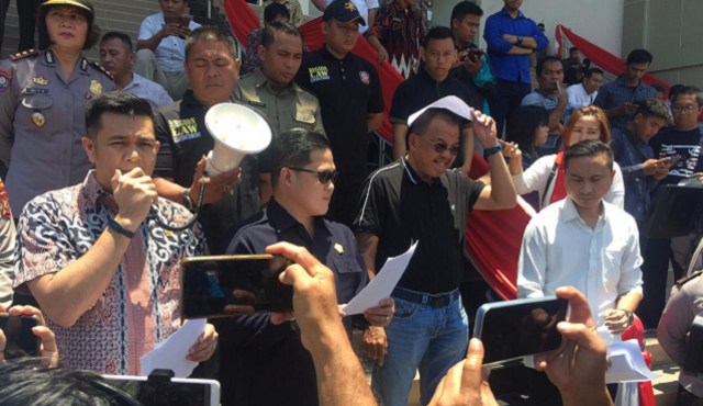 Sejumlah Anggota DPRD Provinsi Sulawesi Utara menerima aksi massa yang melakukan penolakan terkait sejumlah RUU yang dianggap bermasalah