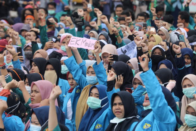 Potret Para Srikandi Penyemangat Aksi Demonstrasi Di Aceh