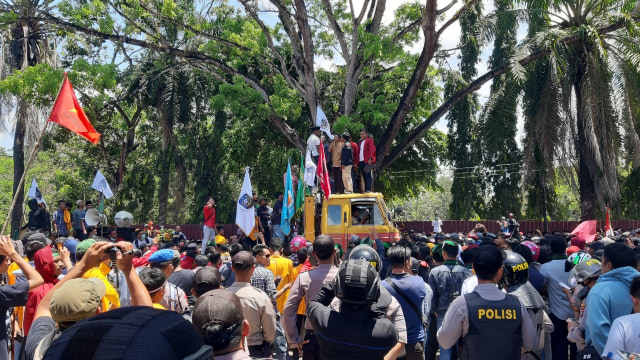 Ribuan mahasiswa se-Kota Kendari saat menggelar aksi demonstrasi di depan gedung DPRD Prov Sultra, Foto: Wiwid Abid Abadi/kendarinesia.