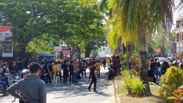 Bentrokan terjadi saat ribuan mahasiswa se-Kota Kendari menggelar aksi unjuk rasa di depan gedung DPRD Prov Sultra, Foto: Attamimi/kendarinesia.