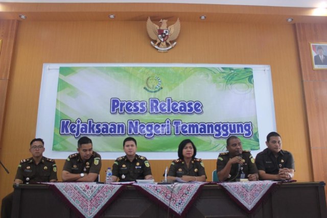 Kajari Temanggung Franasica Juwariyah dan timnya memberikan keterangan kepada awak media terkait penahanan dua tersangka korupsi BKK Pringsurat, Kamis (26/9/2019). Foto: ari.