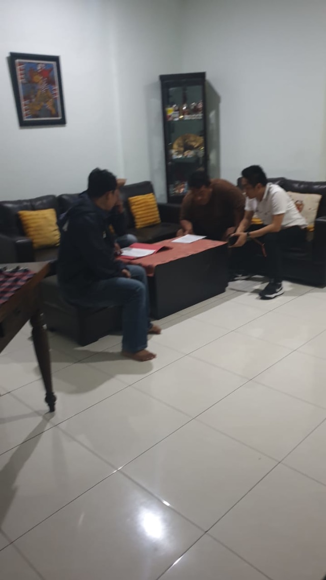 Penangkapan Dandhy Laksono di rumahnya