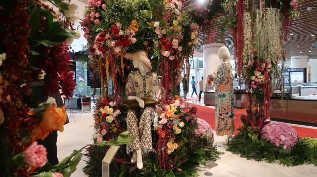Instalasi bunga dalam rangka ulang tahun ke-5 Central Department Store di Grand Indonesia. Foto: dok. Intan Kemala Sari/kumparan