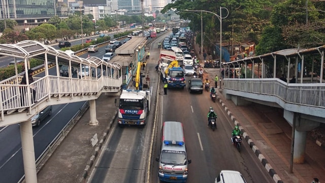 Truk tabrak separator transjakarta di Jalan Gatot Subroto, Jakarta, Jumat (27/9/2019). Foto: Dok. Husni