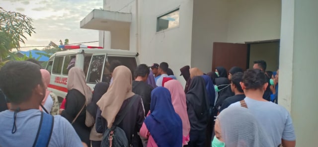 Almarhum Yusuf saat akan dimasukkan ke mobil ambulance di RS Bahteramas Kota Kendari, Foto: Istimewa.