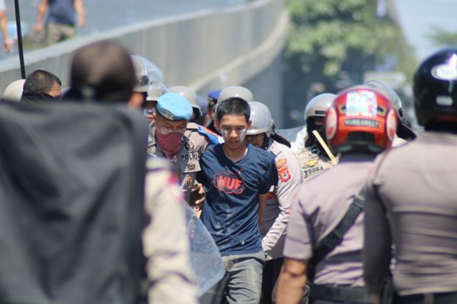 Mahasiswa ditangkap usai melakukan aksinya di gedung DPRD Sulsel, Selasa 24/9). (Foto: Herwin Bahar)