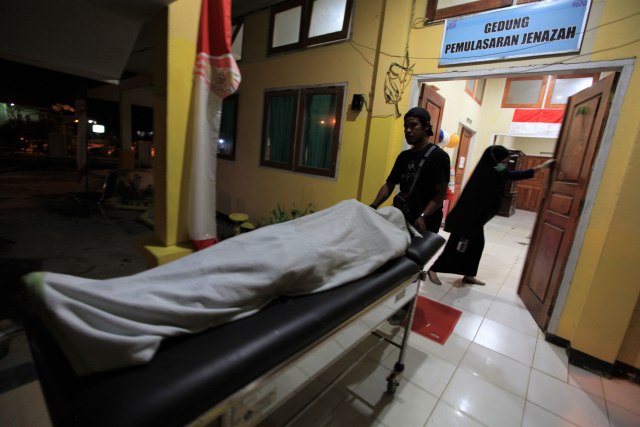 Jenazah almarhum Immawan Randi (21) dibawa ke ruang jenazah RS Abunawas Kendari, Kendari. Foto: ANTARA FOTO/Jojon