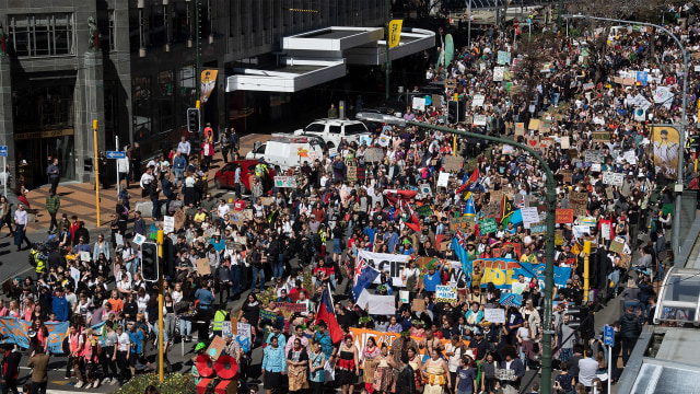 Ratusan ribu anak turun ke jalan dan berunjuk rasa di Selandia Baru. Foto: Marty Melville / AFP