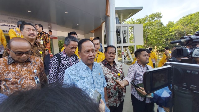 Menristekdikti M Nasir usai meresmikan Smart Library Rumah Ilmu di Unnes, Semarang. Foto: Afiati Tsalitsati/kumparan