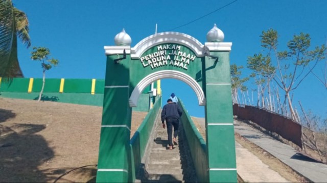 Makam Ima Awal, pendiri Jemaah Laduna Ilma, berada di perbukitan Desa Timuato, Kecamatan Telaga Biru, Kabupaten Gorontalo. Jumat, (27/9). Foto: Dok Banthayo.id