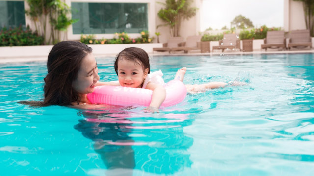 Ilustrasi anak bayi berenang. Foto: Shutterstock