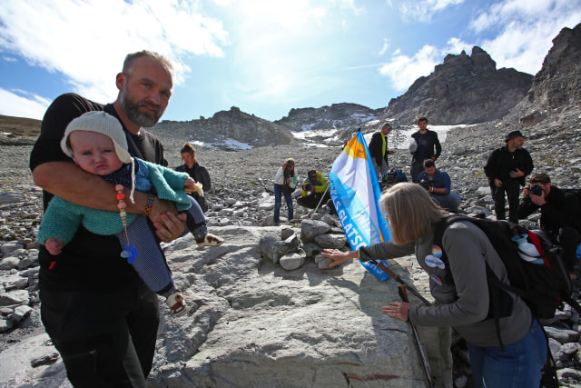 Prosesi 'pemakaman' gletser Pizol di Swiss. Foto: Denis Balibouse/Reuters