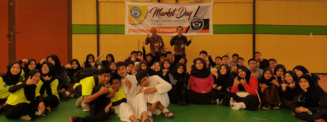 Peserta Market Day Foto Bersama Kepala Sekolah (kiri) dan Guru Pendamping (kanan)