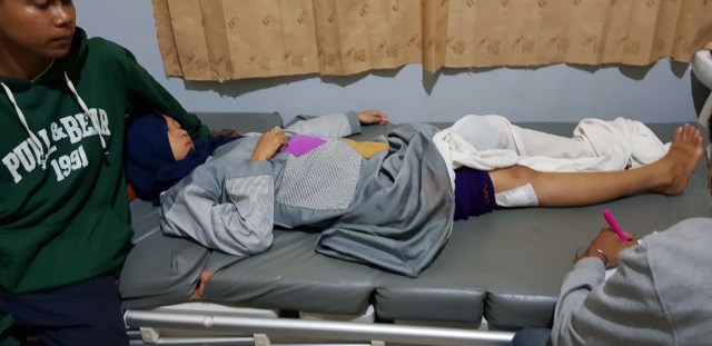 Putri Yulia terkena saat sedang di rawat di RS Bhayangkara Kendari karena terkena proyektil peluru. Foto: Lukman Budianto/kendarinesia