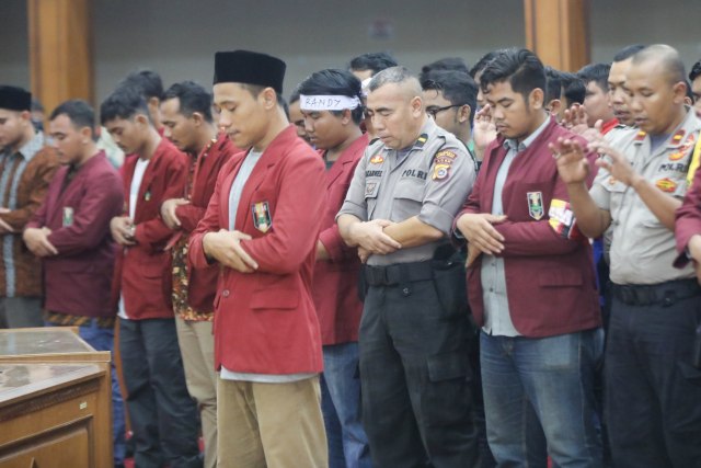 Mahasiswa Aceh bersama polisi laksanakan salat Gaib untuk korban mahasiswa di Sulawesi Tenggara. Foto: Suparta/acehkini 