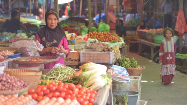 Aktivitas pedagang di Pasar Induk Dompu saat pasar sedang direnovasi. Foto: Muhammad Safira/Info Dompu