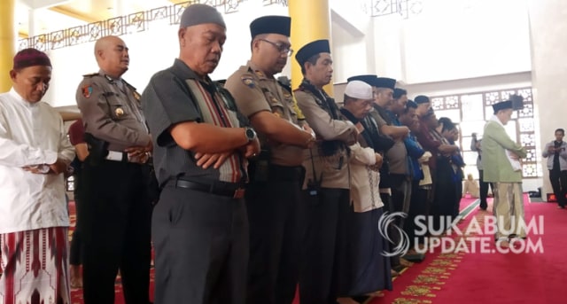 Pelaksanaan salat gaib di untuk Randiy mahasiswa Universitas Haluoleo, di Masjid Agung Kota Sukabumi, Jumat (27/9/2019). | Sumber Foto: Demmi Pratama.