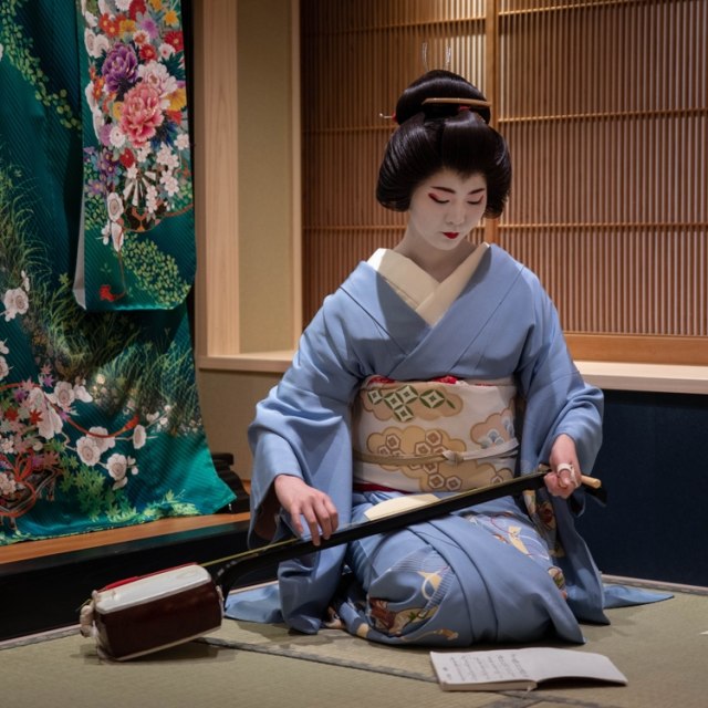 Geisha di Jepang tak hanya mesti mampu bertutur kata, tetapi juga memahami kesenian tradisional, salah satunya memainkan alat musik Foto: Shutter Stock