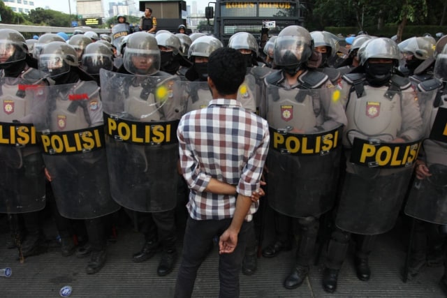 Seorang mahasiswa saat berunjuk rasa di depan gedung DPR, Jakarta, Jumat (27/9/2019). Foto: Irfan Adi/kumparan