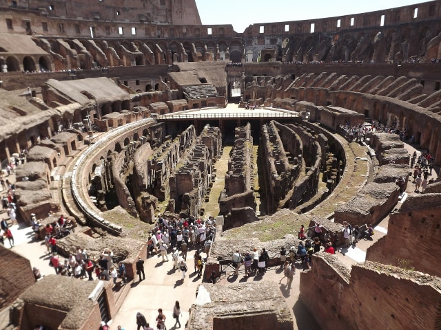 Ukir Nama di Colosseum, Turis Ini Terancam Bui dan Denda Puluhan Juta (1343)