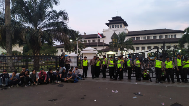Suasana massa mahasiswa dan aparat kepolisian di depan Gedung Sate, Bandung, Jumat (27/9). Foto: Rachmadi Rasyad/kumparan