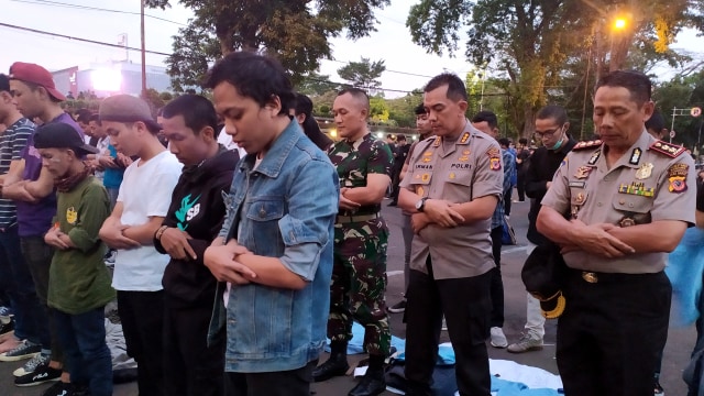 Mahasiswa salat berjamaah di depan Gedung Sate,