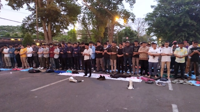 Mahasiswa salat berjamaah di depan Gedung Sate,