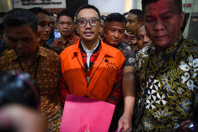 Mantan Menteri Pemuda dan Olahraga Imam Nahrawi resmi mengenakan rompi KPK usai menjalani pemeriksaan di gedung KPK, Kuningan, Jakarta Selatan, Jumat (27/9/2019). Foto: ANTARA FOTO/Nova Wahyudi