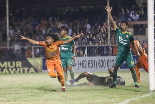 Pemain Persiraja Banda Aceh, Luis Irsandi, merayakan golnya ke gawang Sriwijaya FC dalam laga pekan ke-19 Liga 2 di Stadion H Dimurthala, Banda Aceh, Jumat malam (27/9). Foto: Suparta/acehkini