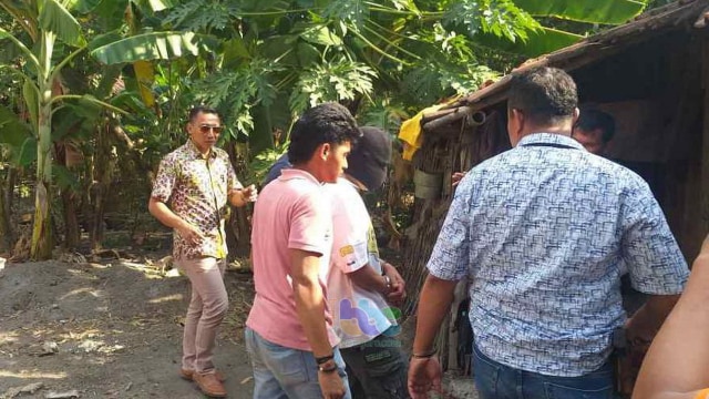 Petugas saat mengamankan tersangka DY (50) di rumahnya di dukuh Guyung Desa Klagen Kecamatan Kedungtuban Blora, Jumat (27/9/2019). 