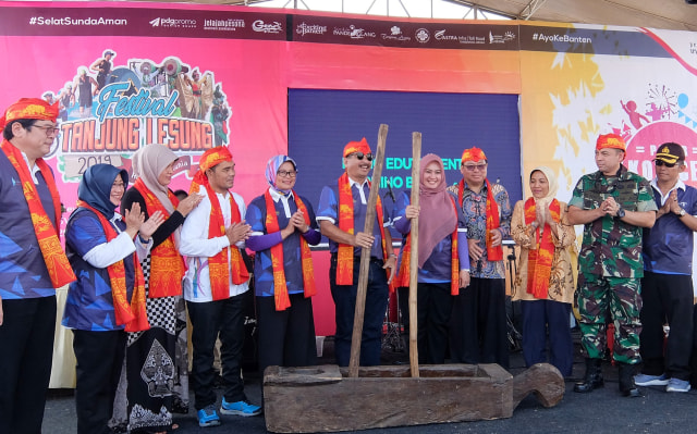 Menteri Pariwisata Arief Yahya (tengah) resmi membuka kegiatan Festival Pesona Tanjung Lesung 2019. Foto: Dok. Tim box populi