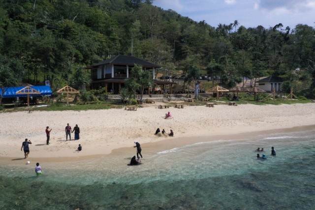 Pantai Momong, Kecamatan Lhoknga, Aceh Besar. Foto: Abdul Hadi/acehkini