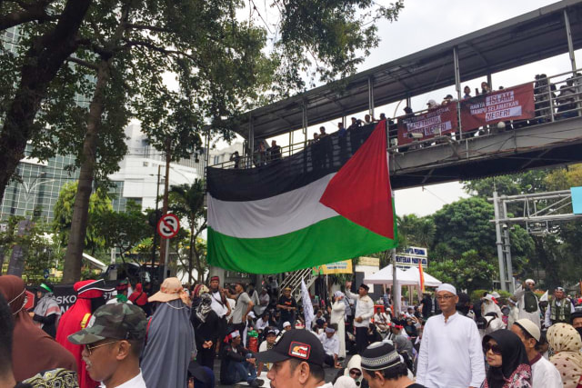 Massa Aksi Mujahid 212 tertahan di kawasan Patung Kuda, Jalan Merdeka Barat, Jakarta Pusat (28/9/2019) Foto: Lutfan Darmawan/kumparan