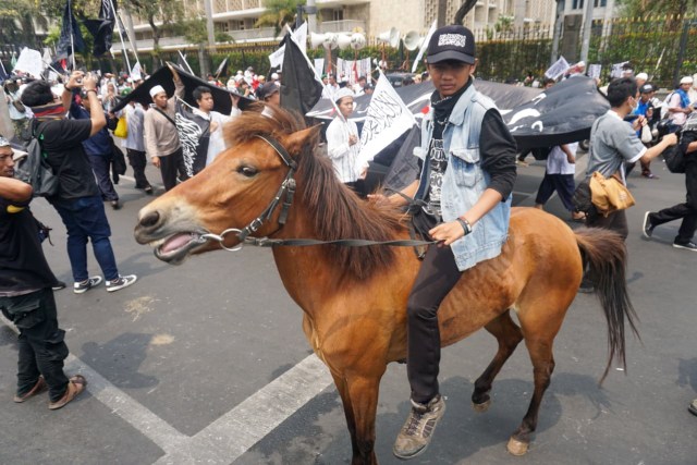 Tiga Remaja Asal Bogor Rela Menuntun Kuda Demi Ikut Aksi Mujahid 212 (81857)