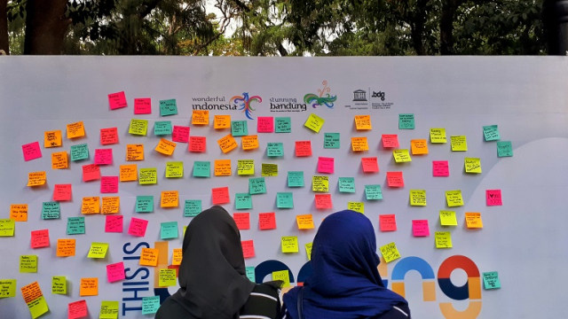 Papan yang berisi harapan serta pengalaman pariwisata masyarakat di Kota Bandung. (Assyifa)